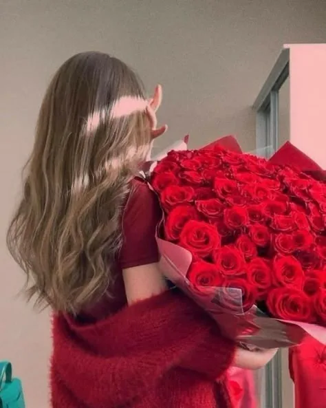 Aesthetic Flower PFP Girl