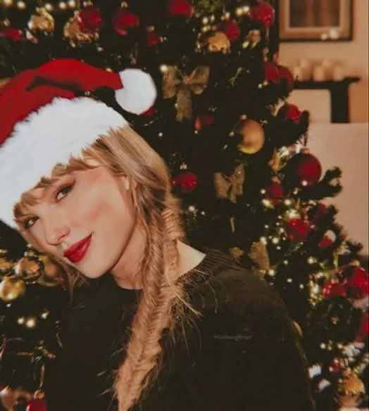 Christmas Taylor Swift PFP