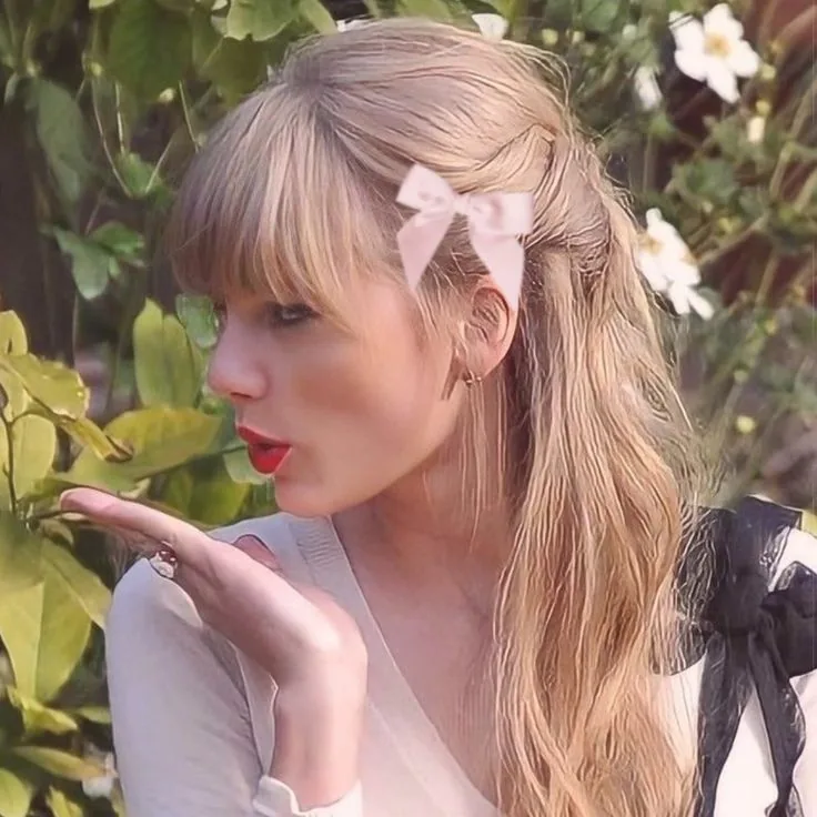 Pink Taylor Swift PFP