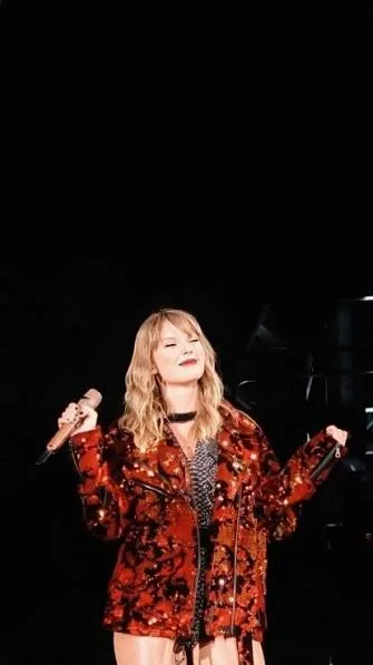 Red Taylor Swift PFP